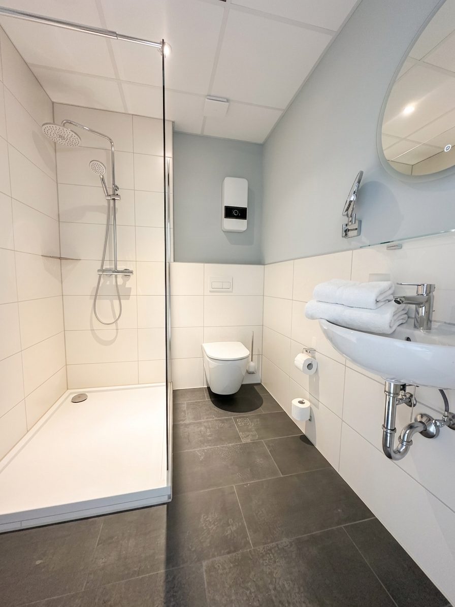 Badezimmer mit bodengleicher Dusche